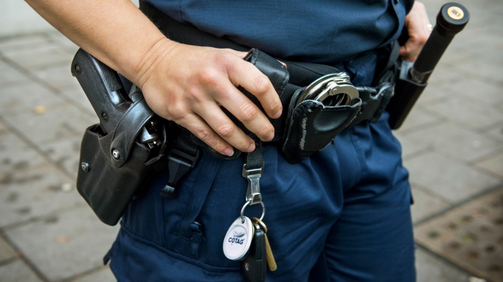 Polisen hittade ett olagligt vapen när de visiterade en person i centrala Motala.