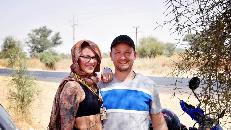 Steffi Wörmann upplevde välgörenhetsrallyt Budapest–Bamako som både tuffare och roligare än väntat. Här ses hon förevigad med teamets Nador Hutya-Grám utmed färden mot Sierra Leone. 