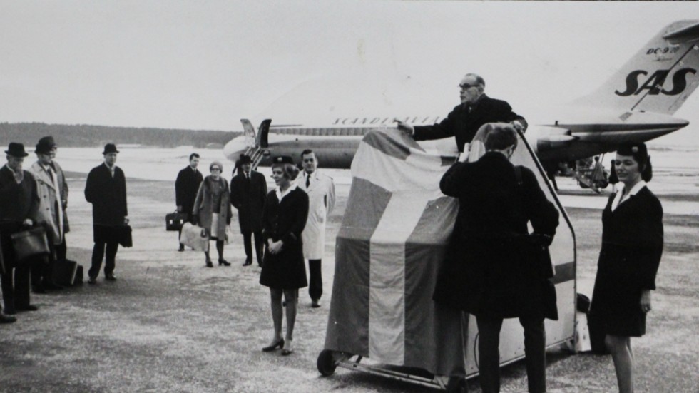 Sven Lutteman inviger jetflyglinjen till Köpenhamn i april 1969. I vimlet på plattan skymtar bland andra flygvärdinnorna Birgitta Bohl (till vänster) och Britten Blom.