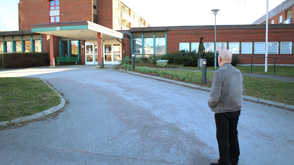 Kassen med blomman och tidningen är lämnad vid dörren till receptionen. Hustrun Svea får Sven Fransson prata med på telefon.