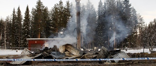 Rykande ruiner kvar efter misstänkt mordbrand