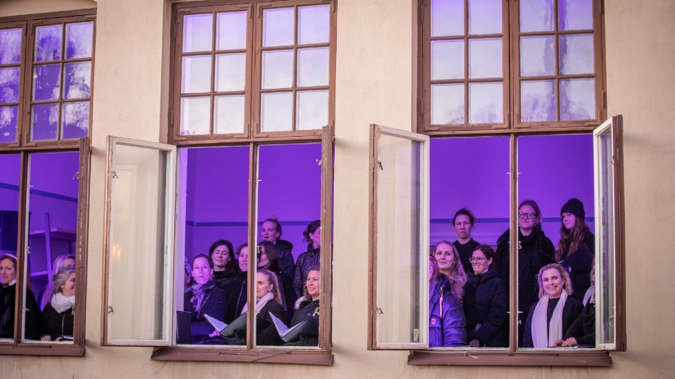 Visbykören och Stjärnkören bjöd på musiken som Maria Backlund, Sacha Ratcliffe och Linnéa Grimstedt skrivit till invigningen.