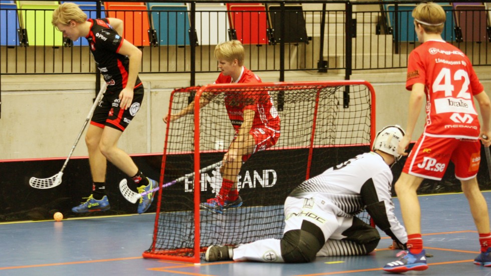 Jacob Larsson fick spela mot sin gamla klubb Jik och fick vinna i Jönköpings idrottshus. Motalakillens Solfjäderstaden har nu fem raka segrar i ettan och imponerar.