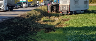 Trafikolycka - lastbil med släp körde i diket