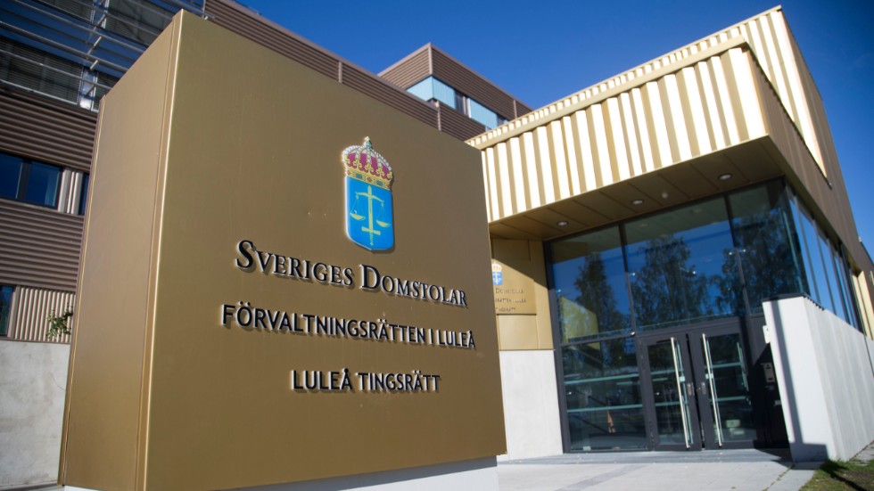 Tingsrätten i Luleå friar kvinnan från både narkotikabrott och drograttfylla.