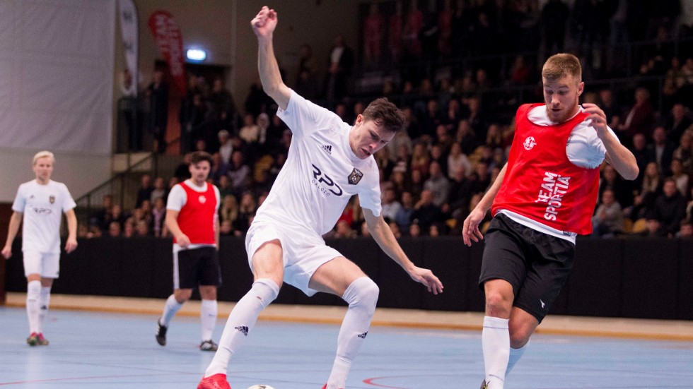 Renato Rako spelar för Motala AIF C, "Rör på den" i 2019 års herrfinal av Boren futsal cup. Det blev 0-1 mot IFK Nyköping i sudden death. 67 lag spelar nu BFC 2020.