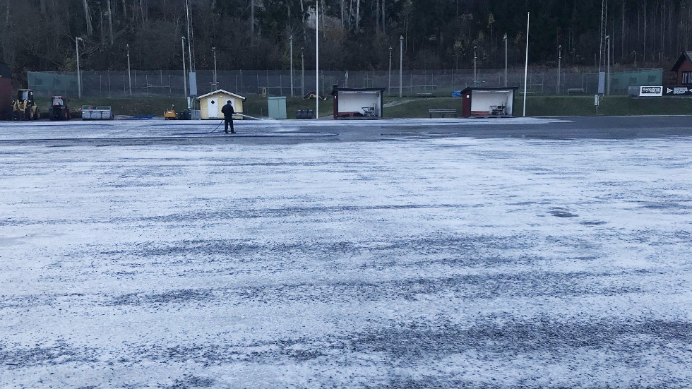 Första ska en isyta byggas upp innan tankbilen kan börja köra.