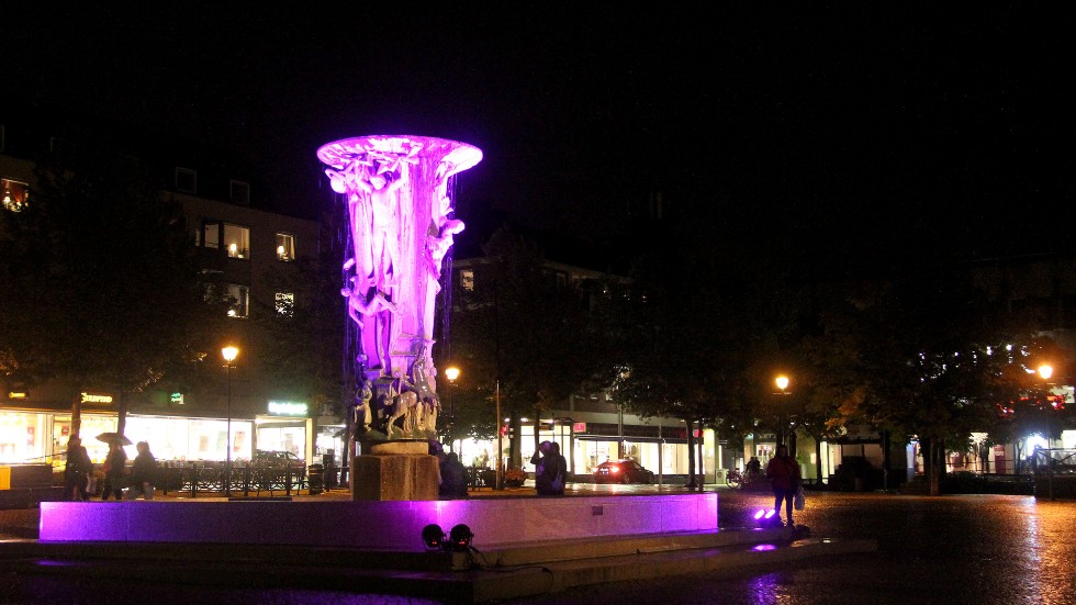Tjejkvällen i centrum är viktig för handeln men nu skjuts den upp på grund av Corona.